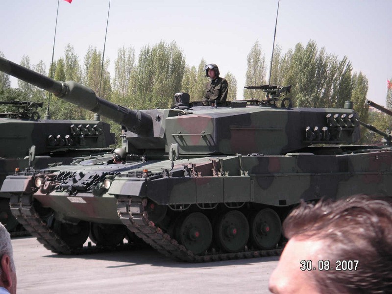 Leopard_2A4_Military_Parade_to_Anka.jpg