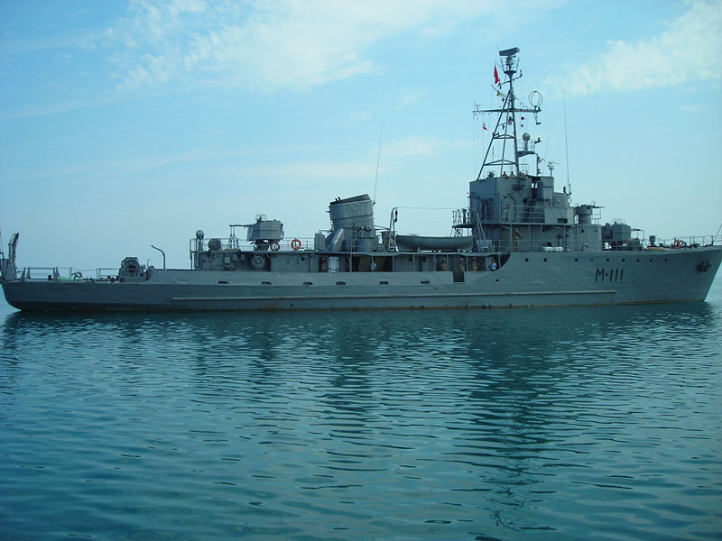 800px-Albanian_Minesweeper_M-111.jpg