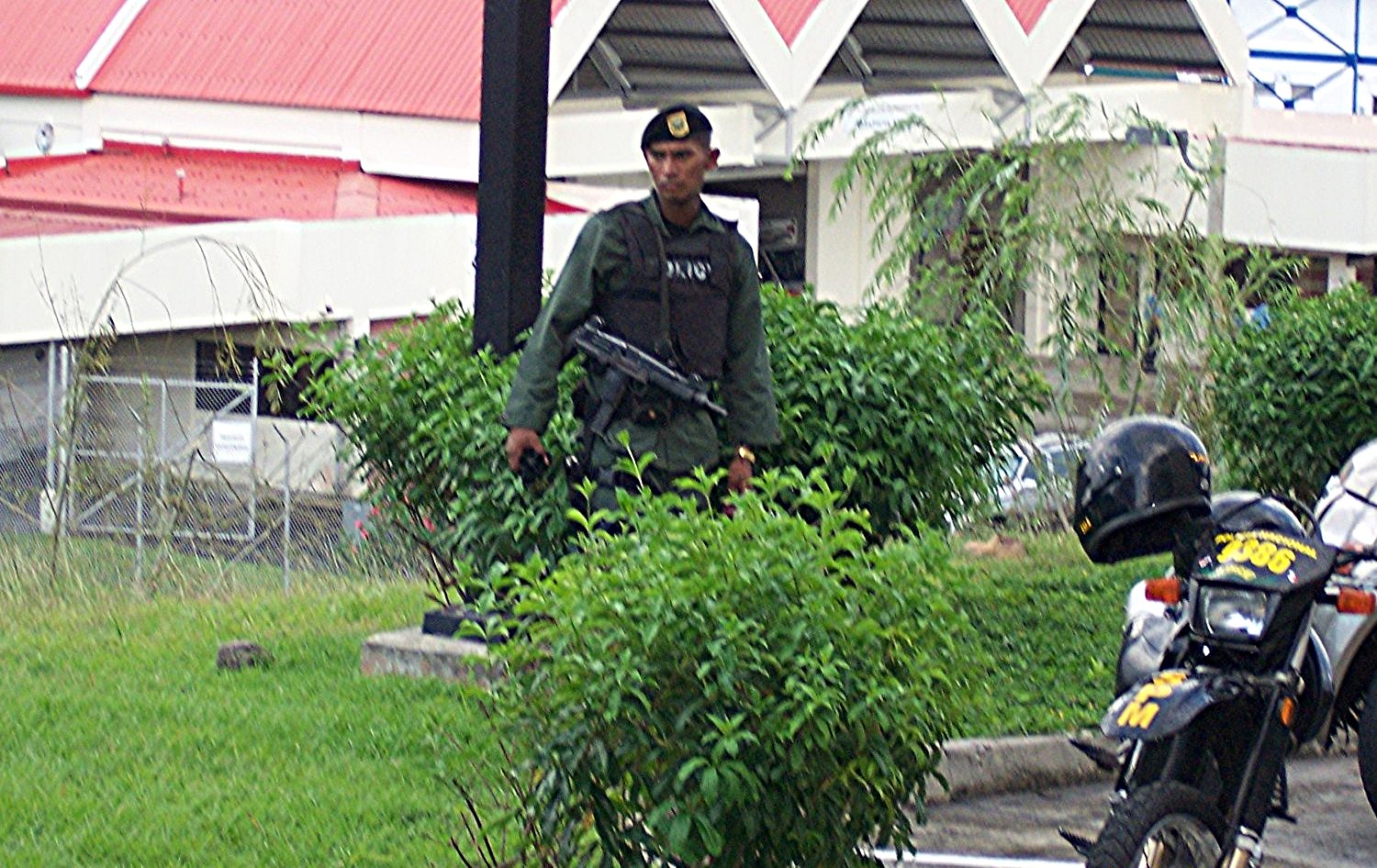 policia-with-uzi1.jpg